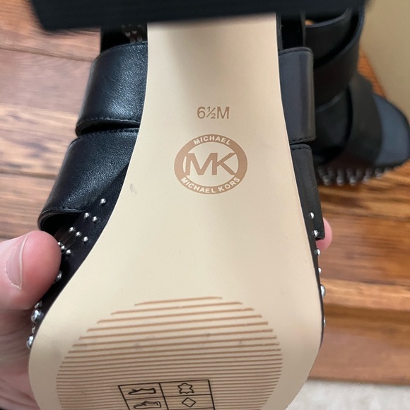 Michael MICHAEL KORS Leather Mila Platform Studded Pump 6.5 - Picture 8 of 9